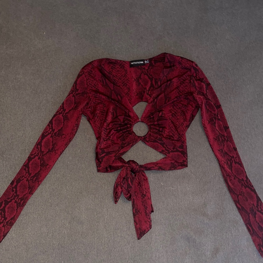 Pretty little thing, open back, snake print crop top